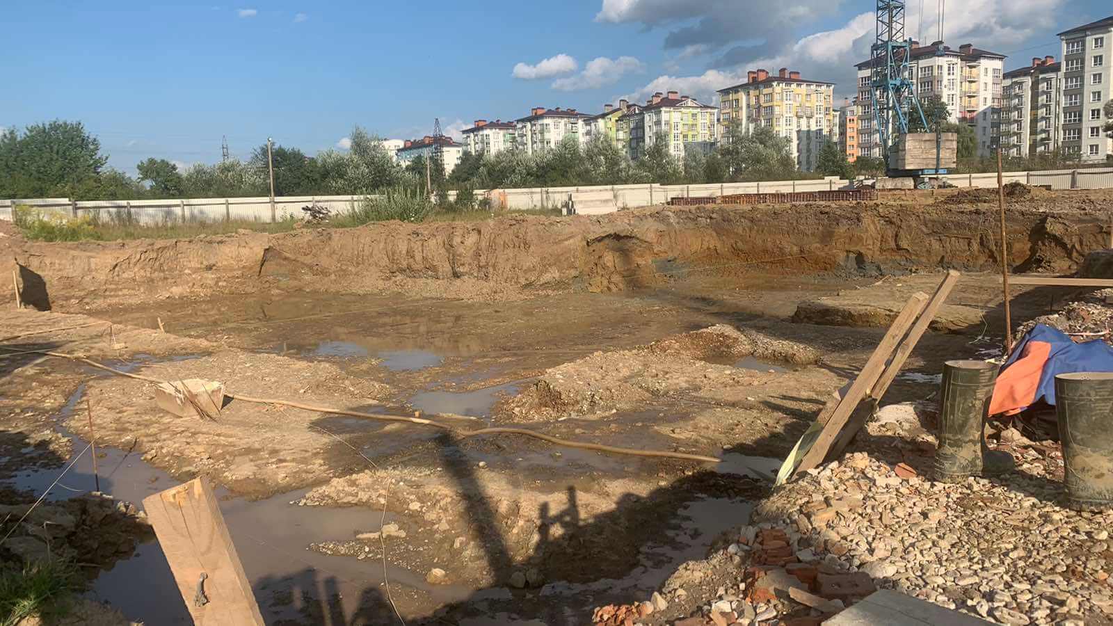 август
