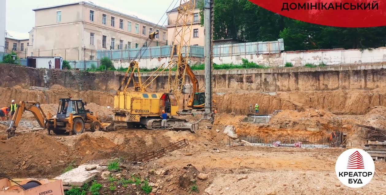 август