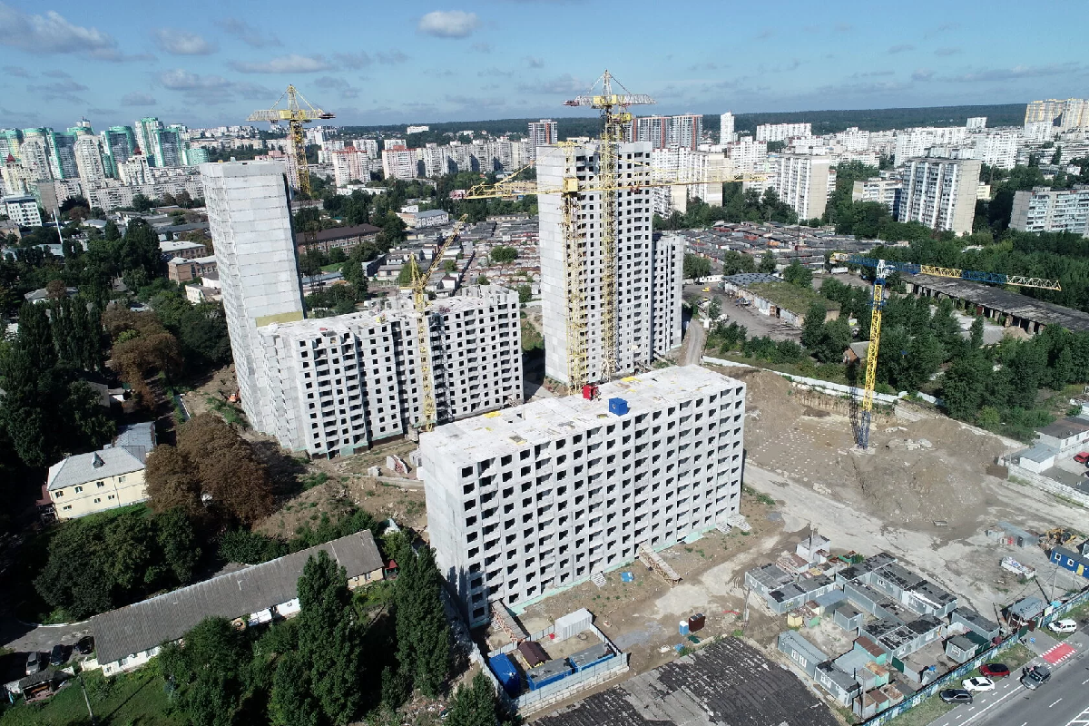 август